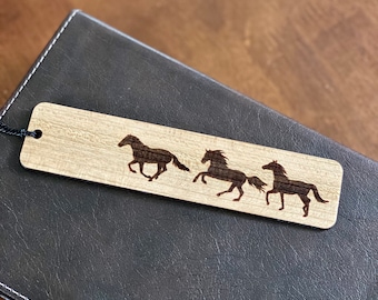 Marcapáginas de madera con caballos corriendo grabados - Regalo personalizado de madera de cerezo