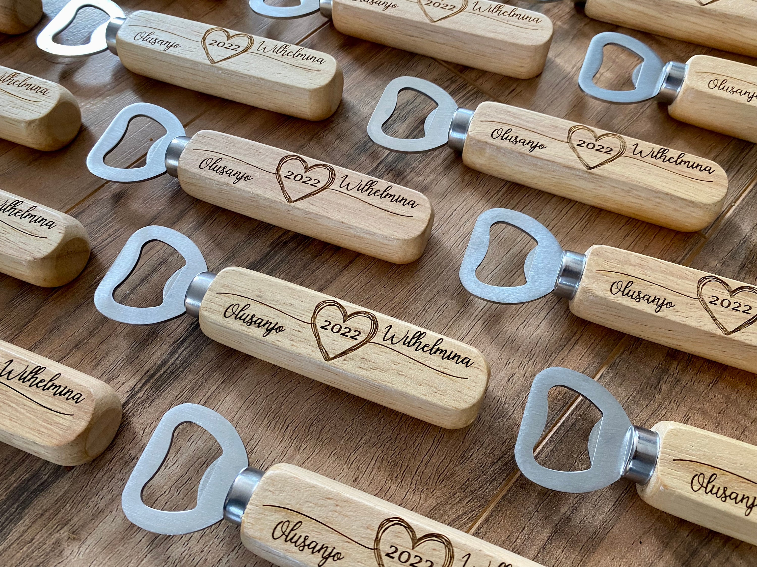 Holz Flaschenöffner Hochzeit Gastgeschenk - Lasergraviert mit Namen und Holz Flaschenöffner Hochzeit Gastgeschenk - Lasergraviert mit Namen und