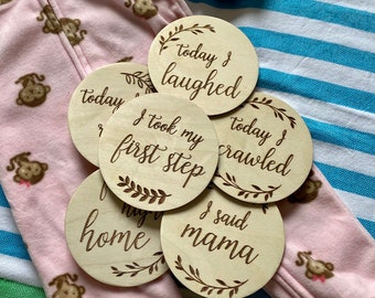 Discos de madera grabados para los hitos del bebé: accesorios fotográficos para los primeros momentos del bebé