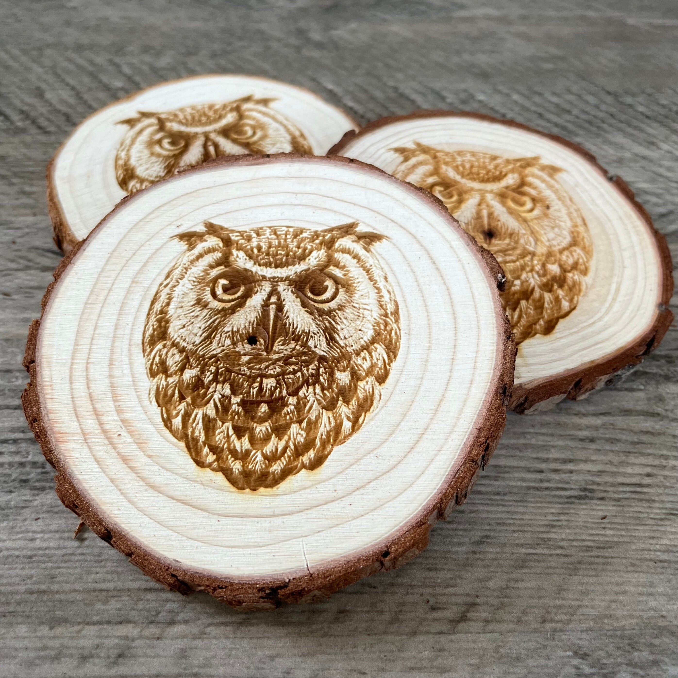 彫刻されたフクロウの頭の木製コースターセット - Etsy 日本