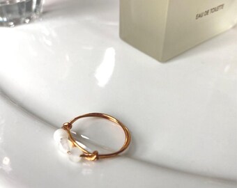 Anillo de alambre con cuentas (blancas o rosas)