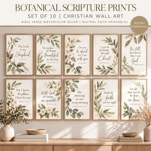 Op de afbeelding: Een set van tien botanische prints met bijbelteksten, voorzien van aquarel bladeren en bloemen. Elke print toont een uniek bijbelvers in elegante typografie op een neutrale achtergrond, gerangschikt in twee rijen van vijf ingelijste kunstwerken.