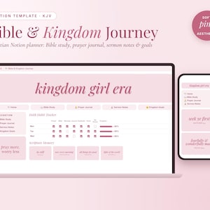 Op de afbeelding: Een digitale Notion-sjabloon getiteld Bible & Kingdom Journey weergegeven op een laptop- en smartphonescherm. De interface heeft een zachtroze kleurenschema met secties voor een geloofsgewoontetracker en bijbeltekstgeheugen.