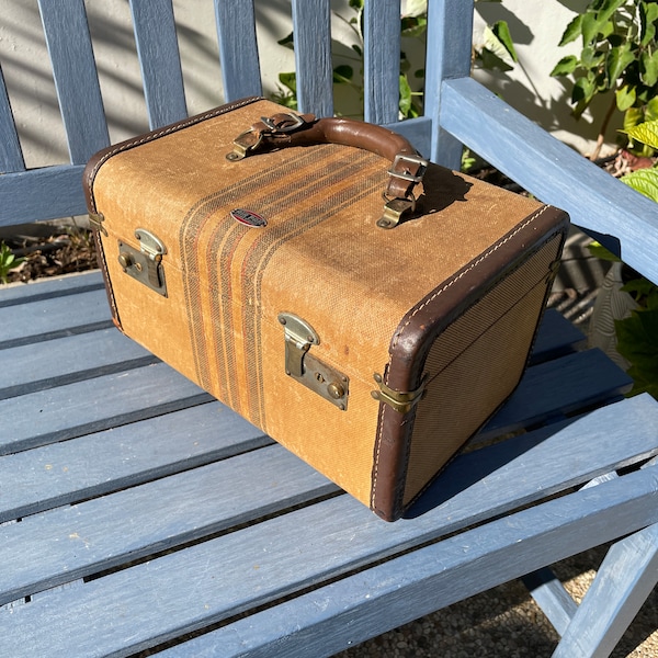 Vintage Art Deco Air Pac train case with leather handle and trim