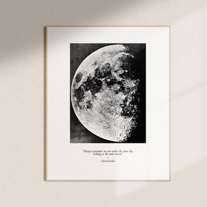 Rappelez-vous toujours que nous sommes sous le même ciel et que nous regardons la même lune | Décoration de chambre indépendante, impression d'art mural lune bohème, citation d'amour