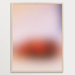 Könnte beinhalten: Ein gerahmter abstrakter Kunstdruck mit einem verschwommenen Hintergrund in sanften Rosa-, Orange- und Lilatönen. Die Mitte des Drucks zeigt eine große, verschwommene orangefarbene Form.