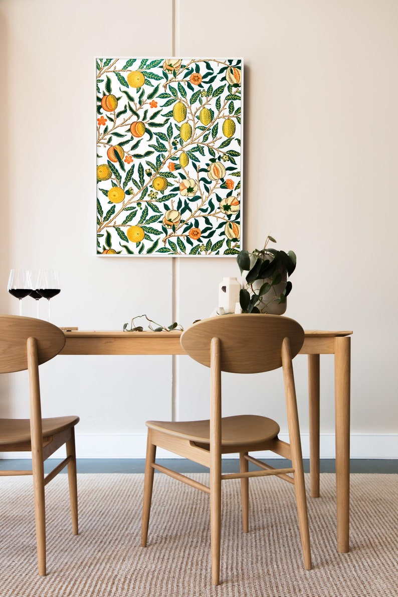 Puede incluir: Dos sillas de madera con respaldos ovalados y una mesa rectangular de madera con una impresi&oacute;n enmarcada en blanco de un patr&oacute;n floral con limones y naranjas colgando de las ramas. Las sillas y la mesa est&aacute;n sobre una alfombra rayada de color marr&oacute;n claro y blanco.