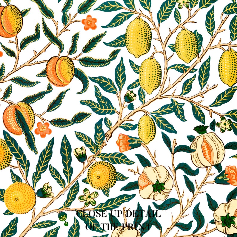 Puede incluir: Un patr&oacute;n sin costuras que presenta un dise&ntilde;o repetitivo de limones, melocotones y granadas sobre un fondo blanco. Las frutas se representan en un estilo vintage estilizado con una gama de colores amarillo, naranja y blanco. Las hojas son de color verde oscuro.