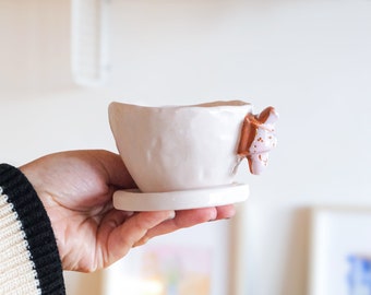 Taza de espresso con forma de croissant bañado en chocolate y fresa, regalo de cerámica hecho a mano de Parisian Mornings