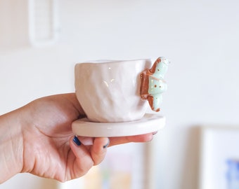 Taza de café espresso de cerámica hecha a mano con forma de croissant bañado en crema de pistacho: Regalo para amantes del café