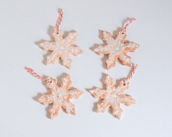 Décor d’arbre en flocon de neige en céramique Set | Pack de 4, Décoration de Noël, Ornements d’arbre, Poterie faite à la main, Décor de Noël, Ornements uniques