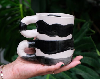 Taza de cerámica con garabatos hecha a mano: Cerámica ondulada en blanco y negro