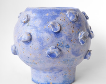Jarrón morado hecho a mano: cerámica única para la decoración del hogar. Jarrón de flores artístico y audaz.