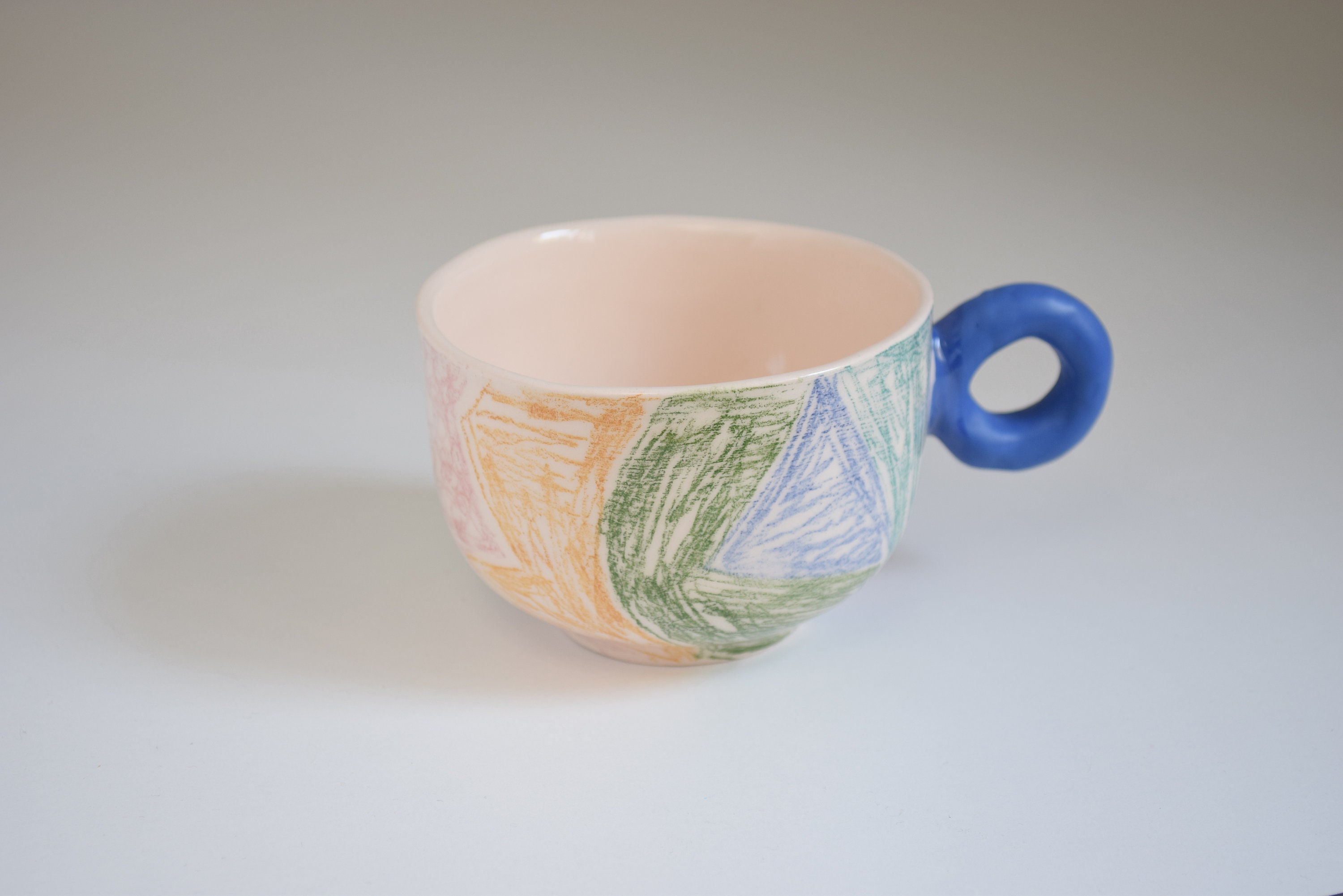 Taza de cerámica hecha a mano: diseño de boceto colorido, asa de anillo azul