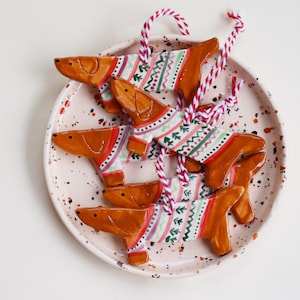 Ręcznie robiona ceramiczna ozdoba świąteczna w kształcie jamnika, brzydki sweter, dekoracja choinkowa, prezent dla miłośników psów, prezent świąteczny dla właścicieli psów
