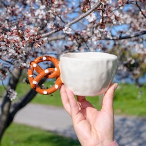 Mug bretzel fait main poterie en céramique poignée unique tasse amateur de café décoration de la maison cadeau pour amateur de bretzel cadeau Saint Valentin cadeau pour elle image 6