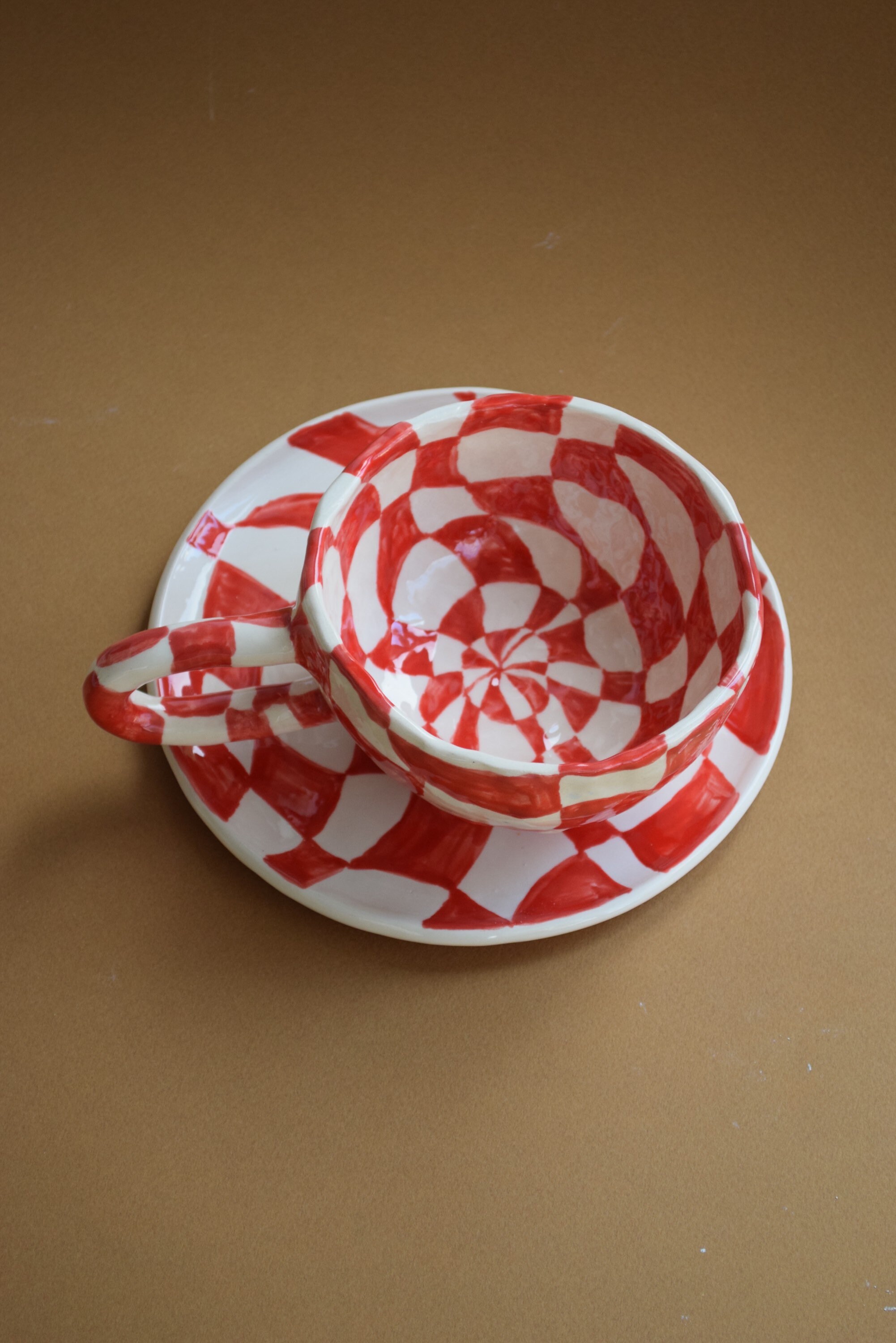 Tasse et Soucoupe à Carreaux Rouges