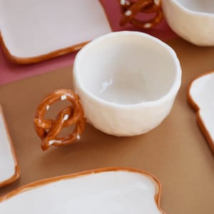 Mug bretzel fait main poterie en céramique poignée unique tasse amateur de café décoration de la maison cadeau pour amateur de bretzel cadeau Saint Valentin cadeau pour elle image 8