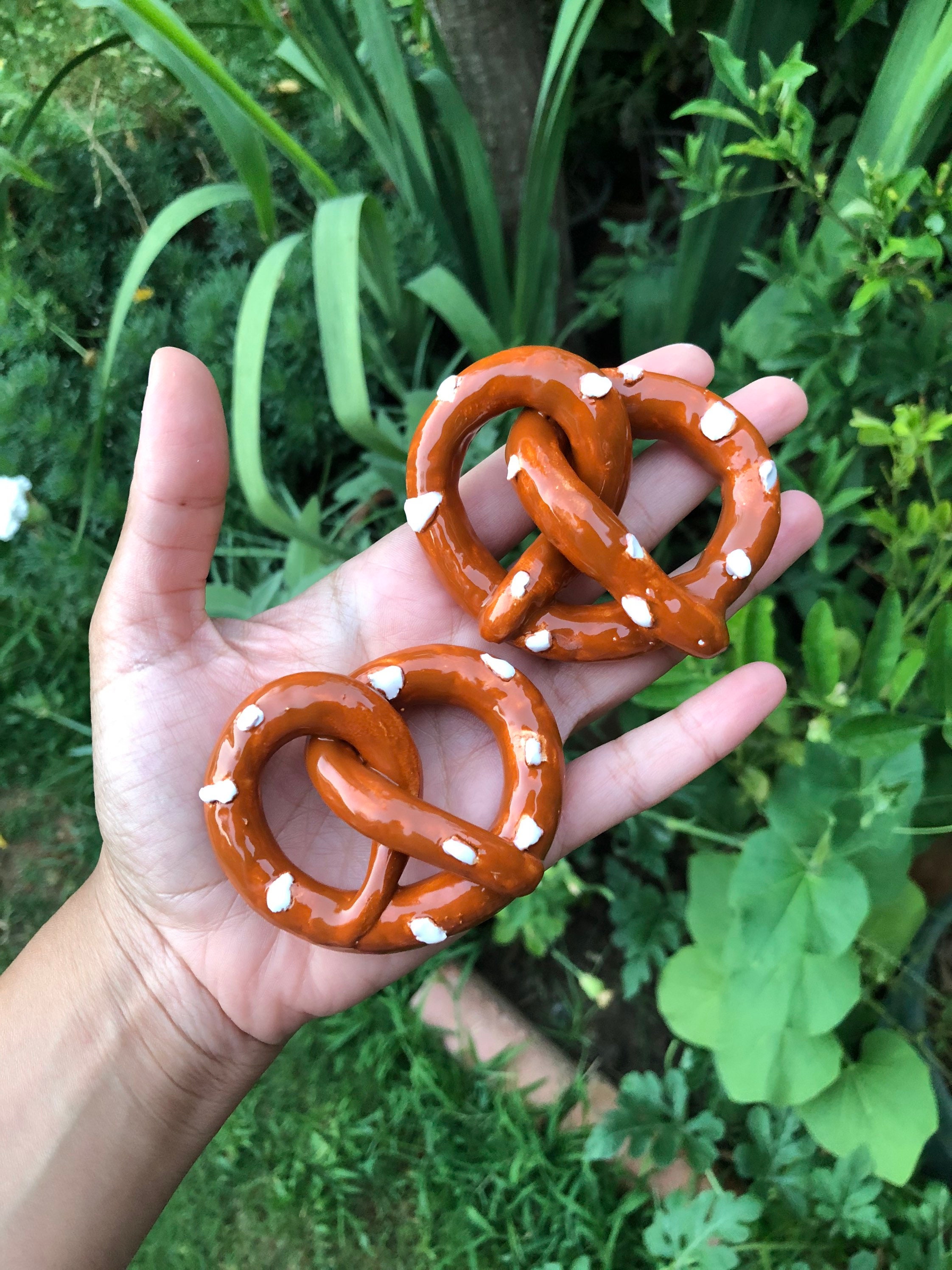 手作りの陶器製プレッツェルの壁飾り：キッチンオーナメント - Etsy 日本