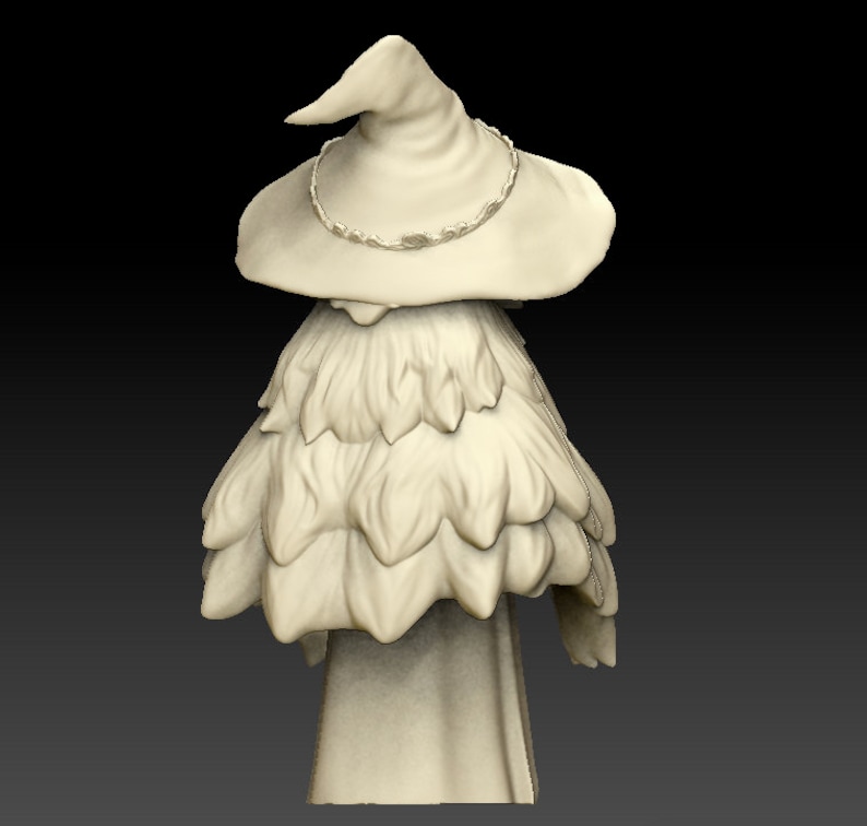Puede incluir: Una figurita de cer&aacute;mica blanca de un mago con un sombrero puntiagudo con una banda decorativa y una larga t&uacute;nica de capas.