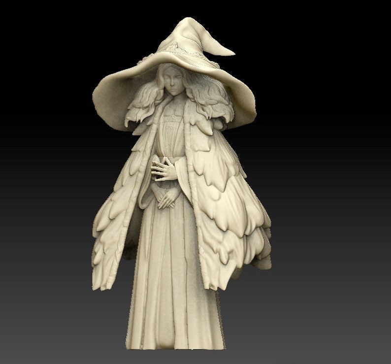 Puede incluir: Una escultura de cer&aacute;mica blanca de una mujer con un sombrero puntiagudo y una capa larga y de plumas. La mujer est&aacute; de pie con las manos juntas frente a ella.