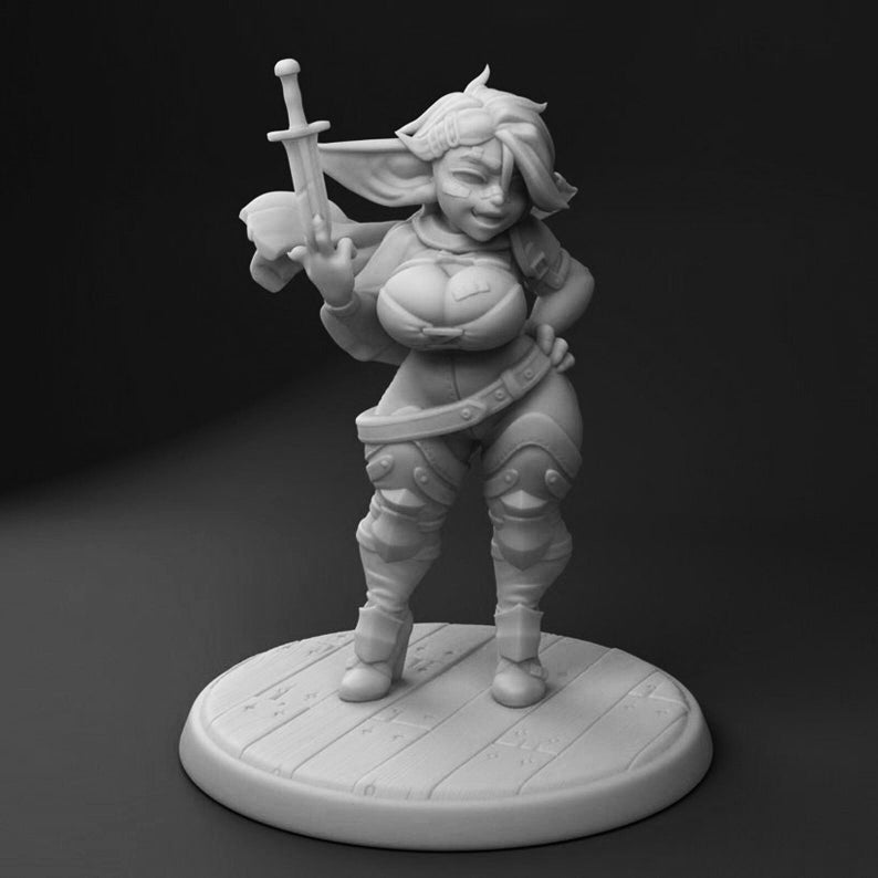 K&ouml;nnte beinhalten: Eine graue, 3D-gedruckte Miniaturfigur einer weiblichen Figur mit spitzen Ohren, die ein Schwert h&auml;lt. Sie tr&auml;gt eine R&uuml;stung und einen Umhang und steht auf einem runden Sockel.