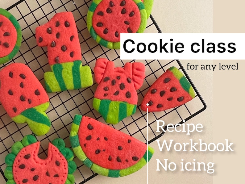 K&ouml;nnte beinhalten: Wassermelonenf&ouml;rmige Zuckerkekse auf einem Gitterrost. Die Kekse sind mit rotem, gr&uuml;nem und braunem Zuckerguss verziert. Der Text "Cookie class for any level" und "Recipe Workbook No icing" ist im Bild zu sehen.