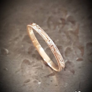 14 カラット、純金、手彫り、重ね付け可能なリング、ローズゴールド、14k スタッキング、ハンドメイド、結婚指輪、アクセントリング