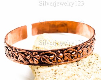 Handgjort kopparmanschettarmband: Präglade blommiga bohemiska smycken