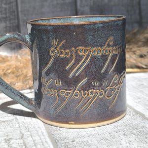 Mugg med präglad alvisk inskription, handgjord keramik, 350 ml/12 oz - presenter för fantasy- och äventyrsfantaster