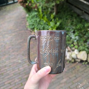 Herr der Ringe Tolkien Tasse individuell angefertigt mit schwarzer Spracheinschrift auf Elbisch: 380ml, 520ml, Lieferung innerhalb von 6 Wochen