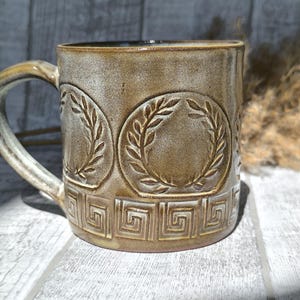 Tazza artigianale ispirata all'antica Roma, 350 ml (12 oz): un motivo testurizzato che richiama l'impero, il regalo perfetto per lui, ideale per la festa del papà.