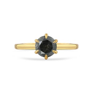 Anel de noivado com diamantes de sal e pimenta: solitário em ouro amarelo 18K