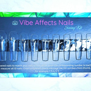 以下が含まれることがあります： プレスオンネイル用の透明なプラスチック製サイズキット。キットには、指のサイズに合ったサイズを見つけるのに役立つ、番号が付けられた10本のネイルが含まれています。キットには「Vibe Affects Nails Sizing Kit」とラベルが貼られています。