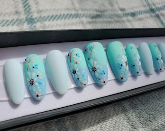 Petal Poise • Unhas postiças florais azul-bebê • Unhas glam suaves pintadas à mão inspiradas na primavera