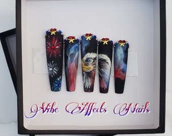 Nascido para brilhar • Unhas de imprensa de 4 de julho • Arte de unha de águia americana • Unhas patrióticas vermelhas, brancas e azuis • Conjunto de unhas de fogos de artifício pintados à mão