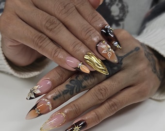 Brillo dorado • Uñas otoñales de lujo con flores 3D, cromo dorado y detalles en carey • Puntas de aguja medianas a presión