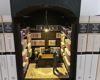 Library Book Nook – Mini Library Diorama, Book Lover Gift, Lighted Bookshelf Insert, Cozy Reading Nook Decor