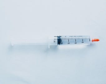 Eau stérile antibactérienne ou eau stérile pour la fabrication d'une seringue à spores
