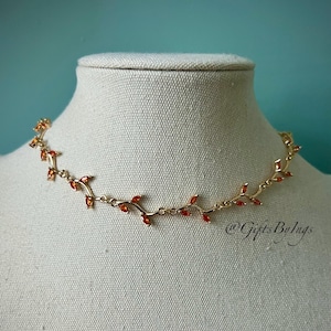 Delicata collana girocollo con foglie arancioni, semplice girocollo da sposa regale e civettuola, collana floreale in oro con motivo fairycore, gioielli in stile Regency old money
