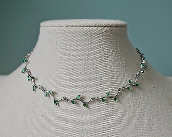 Delicate zilveren groene groene wijnstok choker ketting, eenvoudige bruids vorstelijke choker, Fairycore bloemen choker, Regency oud geld olijf wijnstok sieraden