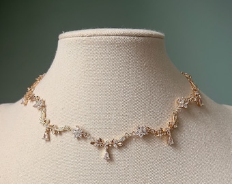 Gold Tropfen Blumen Choker Halskette, Einzigartige elegante weiße Braut Schmuck, Royal zart Regency Choker, Hübscher fairycore kokett Anhänger