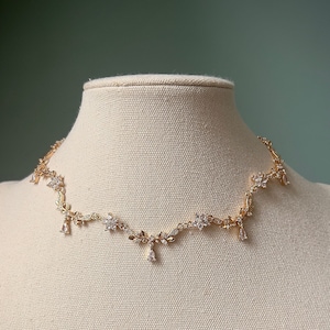 Gouden traanbloem choker ketting, unieke elegante witte bruid sieraden, koninklijke delicate regentschap choker, mooie fairycore coquette hanger Wit