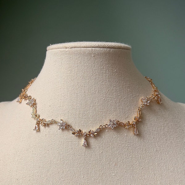 Gold Tropfen Blumen Choker Halskette, Einzigartige elegante weiße Braut Schmuck, Royal zart Regency Choker, Hübscher fairycore kokett Anhänger