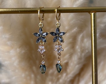 Preciosos pendientes de aro con flores grises, bonitos pendientes pequeños con piedras preciosas blancas y flores, elegantes pendientes de lágrima estilo Regencia, conjunto de joyas a juego.