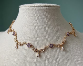 Goldene tropfenförmige lila Blumen-Halskette, eleganter fliederfarbener Regency-Schmuck, königlicher zarter Lavendel-Halsband, hübscher Fairycore-Fantasy-Anhänger