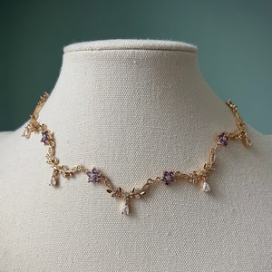 Collier ras de cou fleur violette en forme de larme, bijoux régence lilas élégants, tour de cou royal lavande délicat, joli pendentif fantaisie féerique