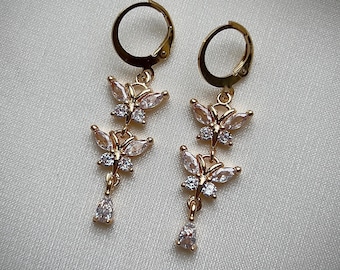 Pendientes de aro con mariposa, hermosos y elegantes pendientes colgantes de mariposa blanca brillante, majestuosos pendientes huggies dorados, lindos y caprichosos pendientes de hadas.