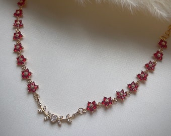 Blushing Red Blossom Heart Choker Halskette, zierlicher floraler Fairycore Choker, Kawaii Prinzessin Coquette Halskette, eleganter königlicher Regentschaftsschmuck