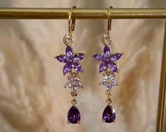 Hermosos pendientes de aro con flores moradas, elegantes pendientes colgantes de lavanda estilo regencia, pendientes huggie con forma de lágrima de flor de cerezo lila, joyas para bodas de noche.